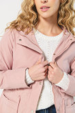 Chaqueta parka rosada clara con capota y cordón ajustable