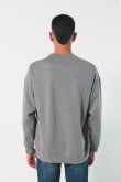 Buzo gris oversize con cuello redondo y costura en frente