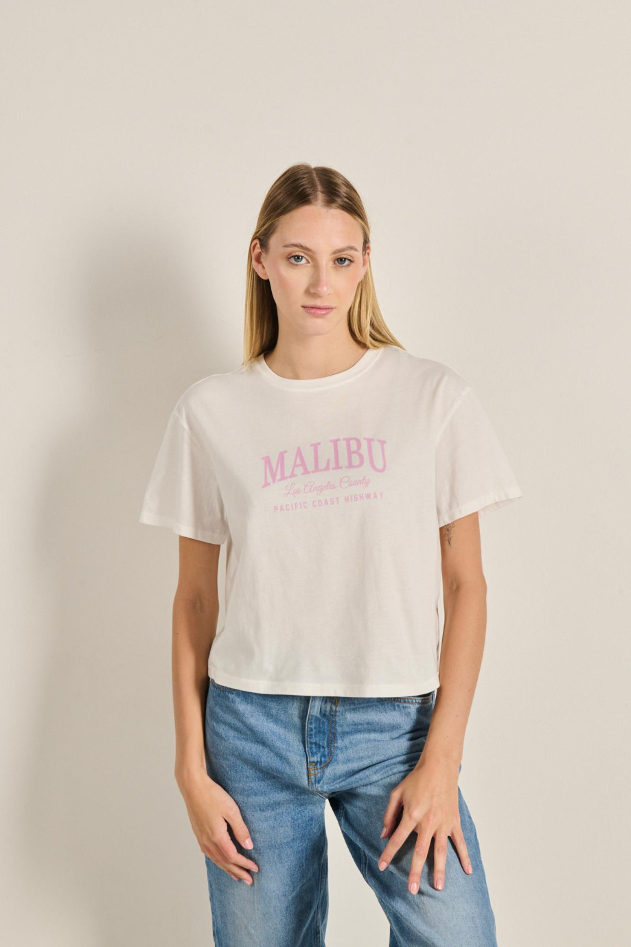 Camiseta unicolor crop top con texto college de Malibú