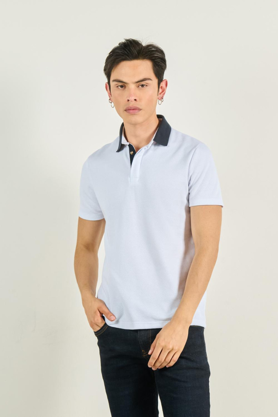 Camiseta unicolor polo con cuello y puños tejidos