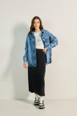 Chaqueta oversize de jean azul clara con bolsillo en frente