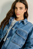 Chaqueta oversize de jean azul clara con bolsillo en frente