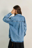 Chaqueta oversize de jean azul clara con bolsillo en frente