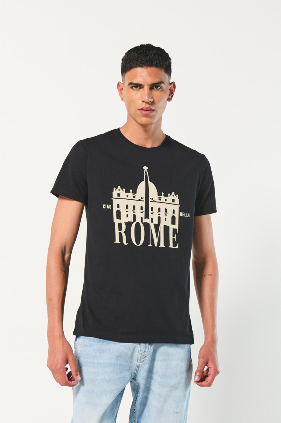 Camiseta manga corta negra con diseño college de Roma