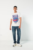 Camiseta crema cuello redondo con estampado de NASA