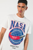 Camiseta crema cuello redondo con estampado de NASA