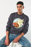 Buzo gris intenso cuello redondo con diseño de Angry Beavers