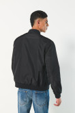 Chaqueta bomber negra con cremallera y bolsillos con tapa