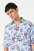 Camisa estampada unicolor manga corta y cuello sport