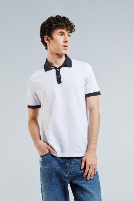 Camiseta polo blanca con contrastes oscuros y manga corta