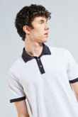 Camiseta polo blanca con contrastes oscuros y manga corta