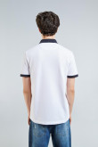 Camiseta polo blanca con contrastes oscuros y manga corta