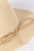 Sombrero fedora crema con cinta decorativa y ala plana