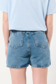 Short en jean azul con bolsillos de parche y tiro súper alto