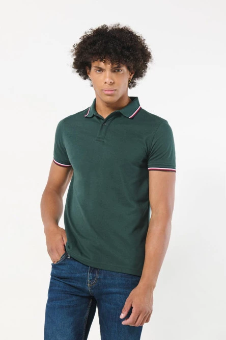 Camiseta polo unicolor con aberturas laterales y botones