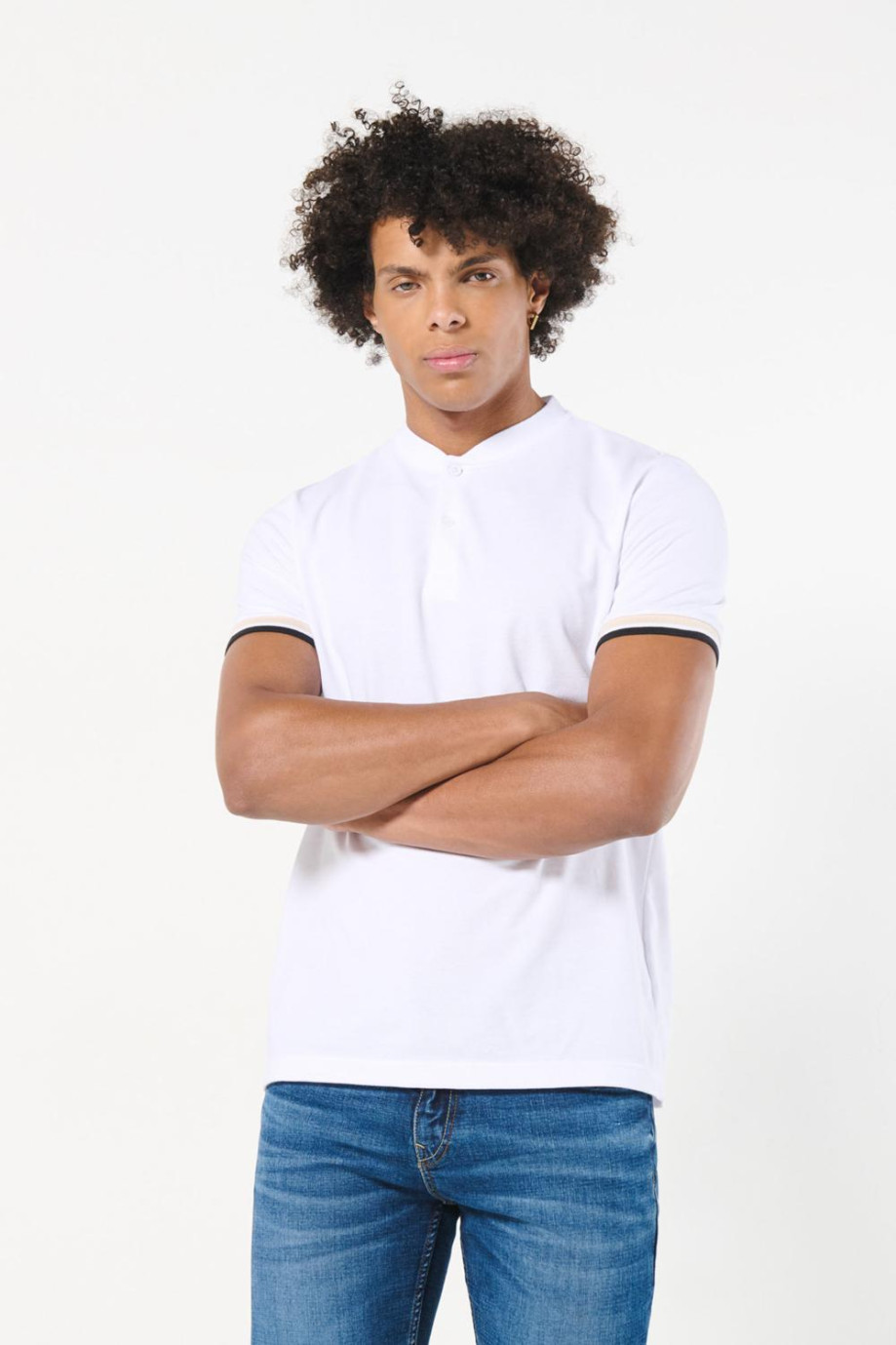 Camiseta polo blanca con puños tejidos y cuello nerú