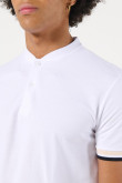 Camiseta polo blanca con puños tejidos y cuello nerú