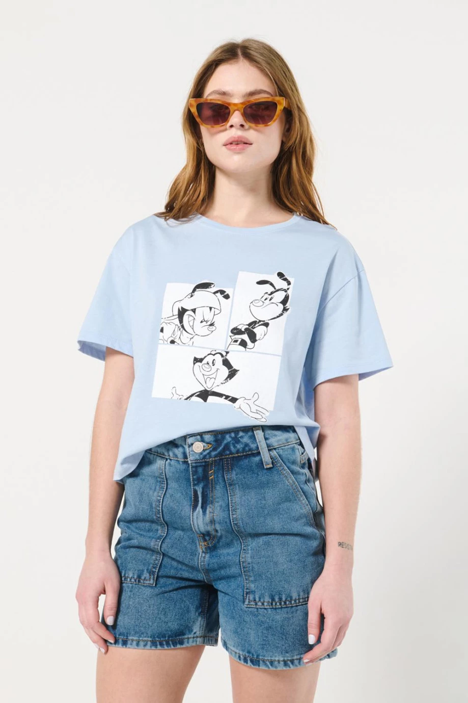 Camiseta azul clara crop top con diseño de Animaniacs