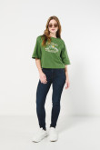 Camiseta oversize verde oscura crop top con diseño college