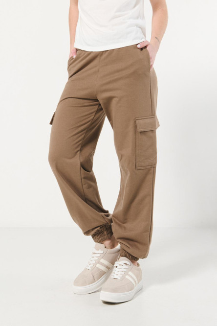 Pantalón cargo jogger unicolor con bolsillos laterales