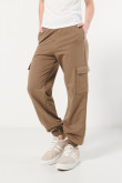 Pantalón cargo jogger unicolor con bolsillos laterales