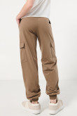 Pantalón cargo jogger unicolor con bolsillos laterales