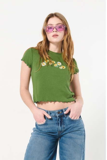 Camiseta verde oscura con manga corta y diseño de flores