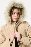 Chaqueta parka acolchada unicolor con capota de pelo