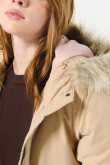 Chaqueta parka acolchada unicolor con capota de pelo