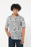 camisa-estampada-unicolor-con-manga-corta-y-cuello-sport