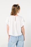 Blusa crema con cuello redondo y manga corta con golas