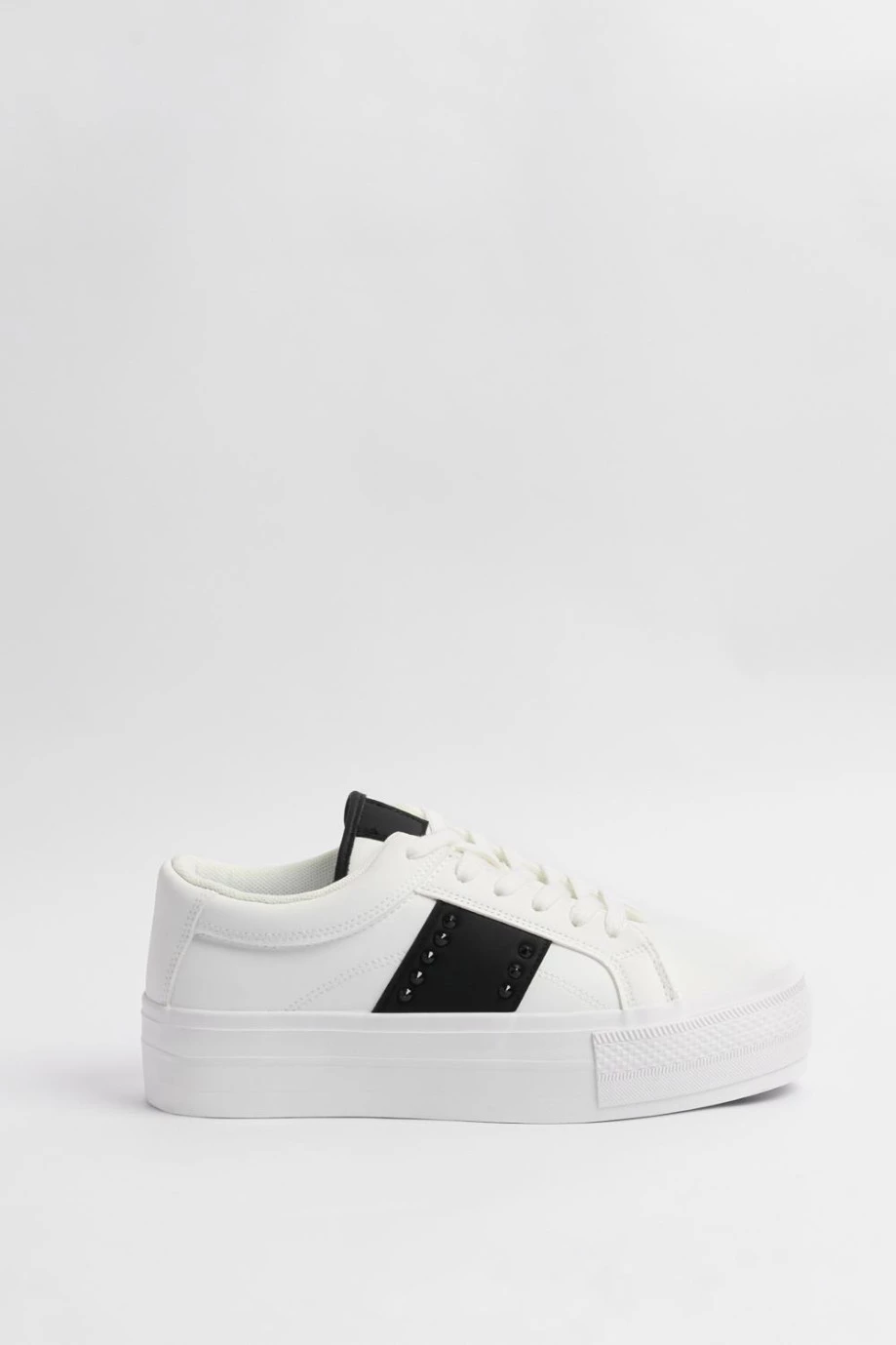 Tenis blancos casuales con contrastes y suela alta