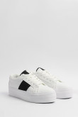 Tenis blancos casuales con contrastes y suela alta