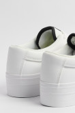 Tenis blancos casuales con contrastes y suela alta