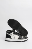 Tenis de bota casuales negros con contrastes blancos