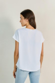 Blusa unicolor con prense, hombro rodado y escote en V