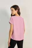 Blusa unicolor con prense, hombro rodado y escote en V