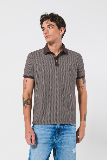 Camiseta café polo con contrastes y diseños estampados