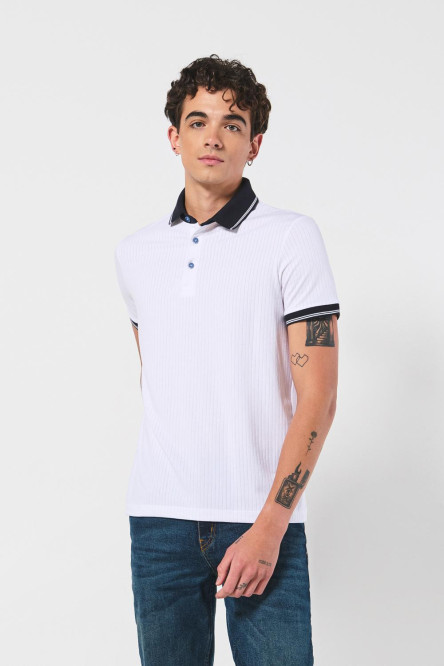 Camiseta Polo tela unicolor con cuello y pechera tejidos.