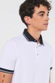 Camiseta polo blanca con contrastes y texturas