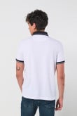 Camiseta polo blanca con contrastes y texturas