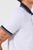 Camiseta polo blanca con contrastes y texturas