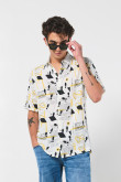 camisa-estampada-unicolor-con-manga-corta-y-cuello-sport