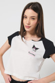 Camiseta femenina con arte en frente de Kuromi, fit justo manga en contraste.