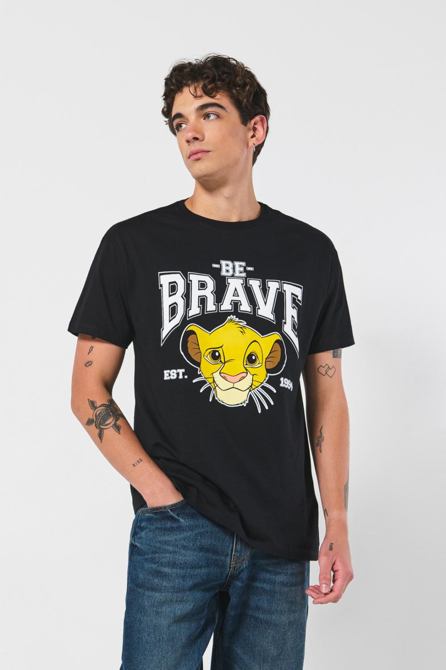 Camiseta negra manga corta con estampado de Simba