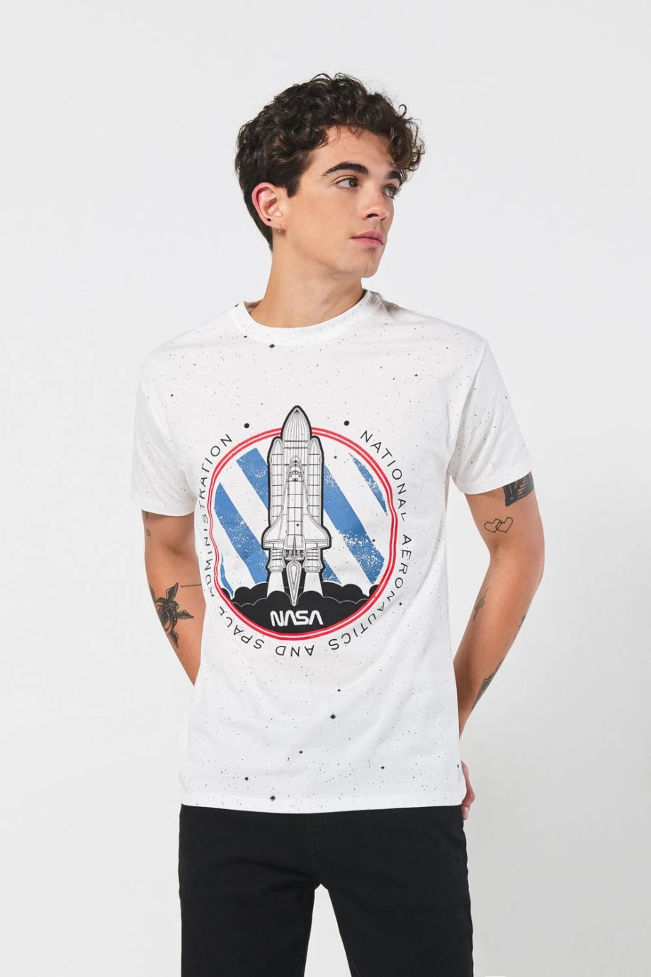 Camiseta crema clara cuello redondo con diseño de NASA