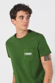 Camiseta manga corta verde con bolsillo y diseño de NASA