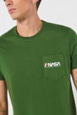 Camiseta manga corta verde con bolsillo y diseño de NASA