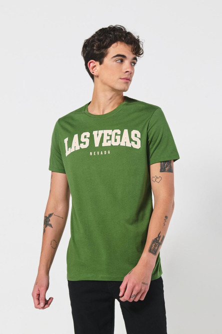 Camiseta verde con texto college y cuello redondo