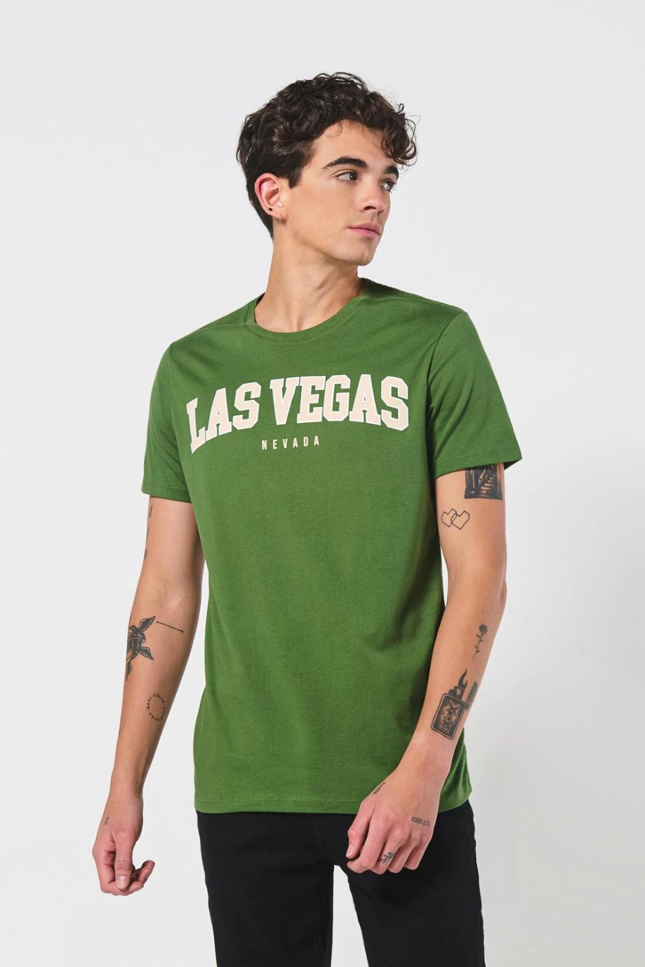 Camiseta verde con texto college y cuello redondo